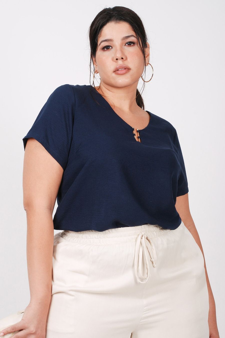Blusa com detalhe no decote plus size azul marinho