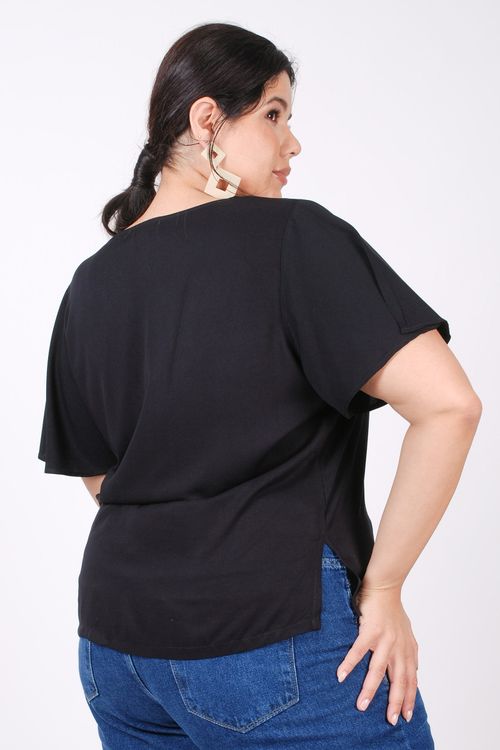 Blusa com trançado  no decote plus size preto