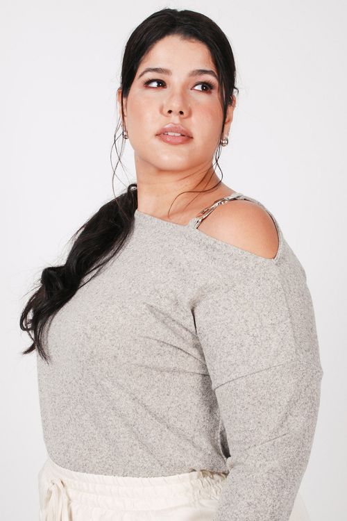 Blusa malha tricô  com detalhe no ombro plus size bege