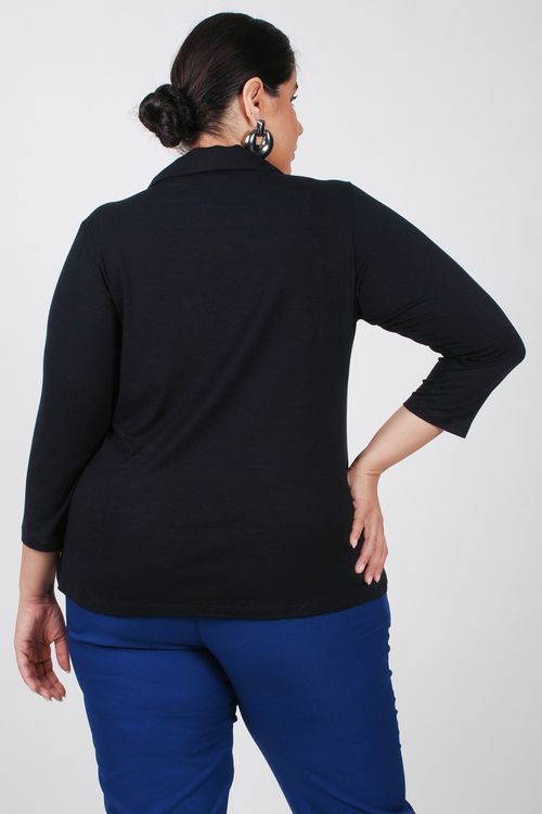 Blusa com gola estilo polo plus size preto