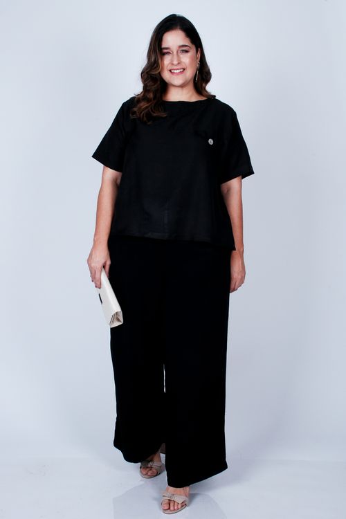 Blusa manga curta com martingales plus size preto