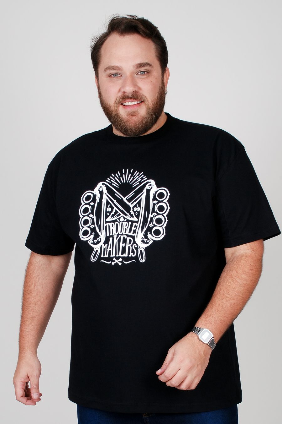 Camiseta estampa trouble makers plus size. preto