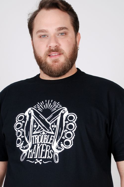 Camiseta estampa trouble makers plus size. preto