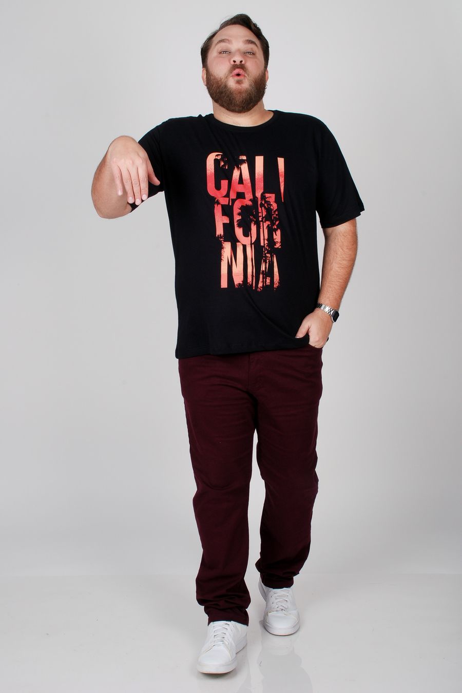 Camiseta com estampa california plus size preto