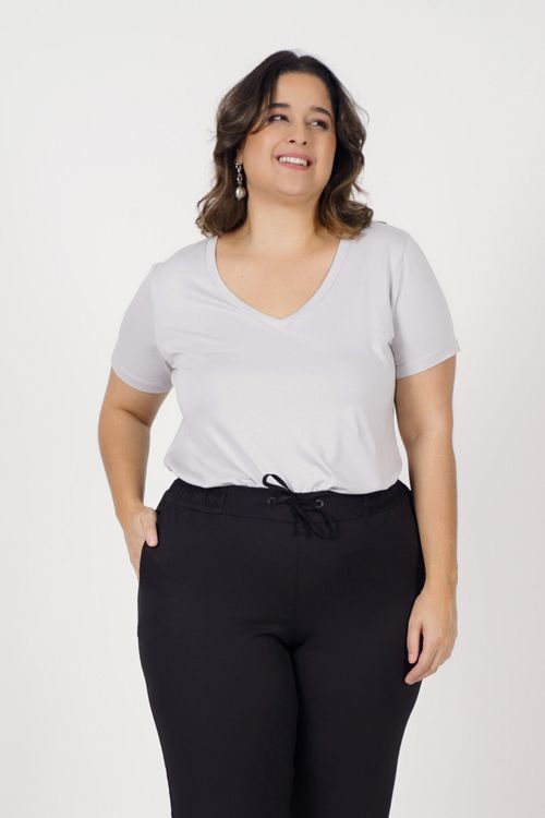 T-shirt básica decote v plus size cinza