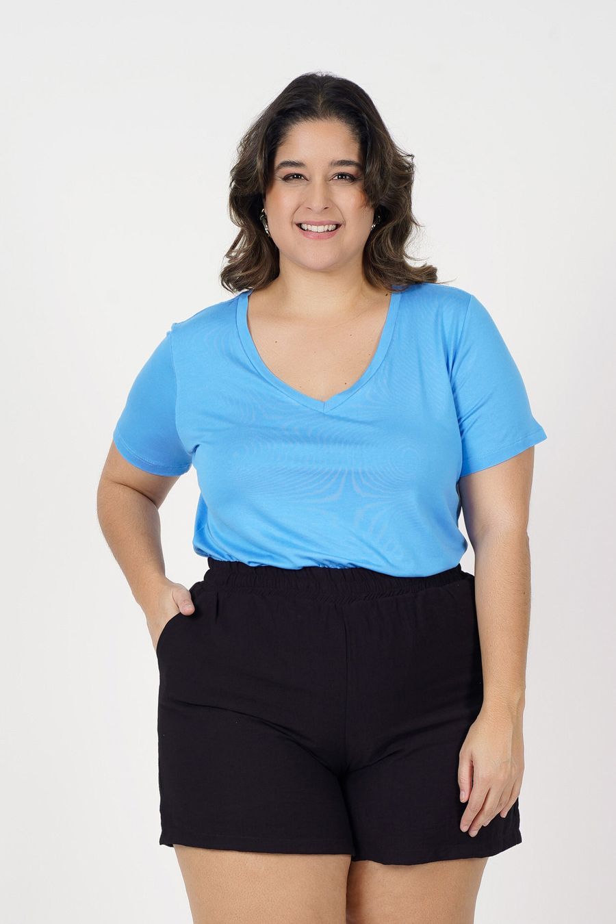 T-shirt básica decote v plus size azul