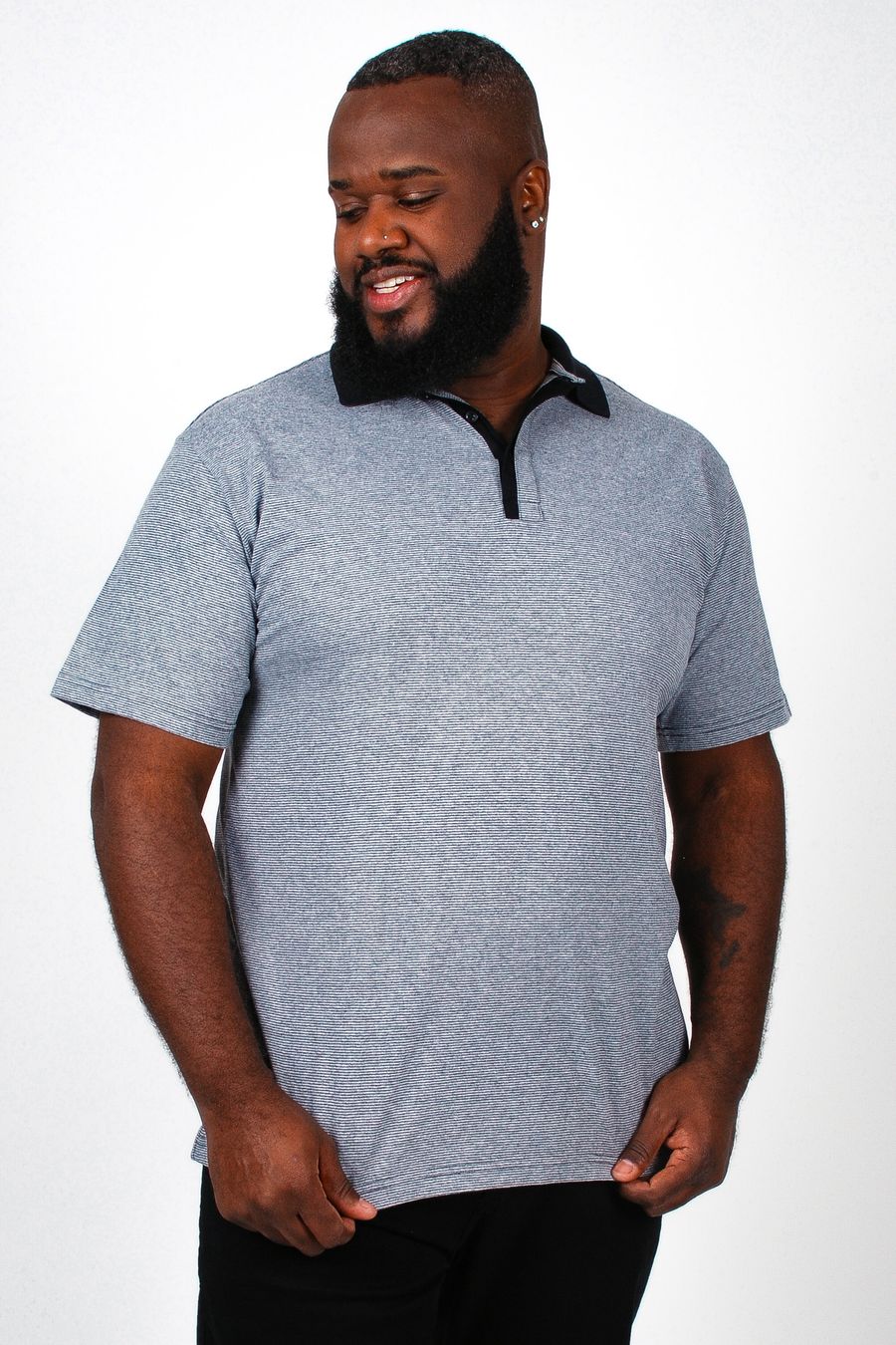 camiseta polo listrada plus size cinza