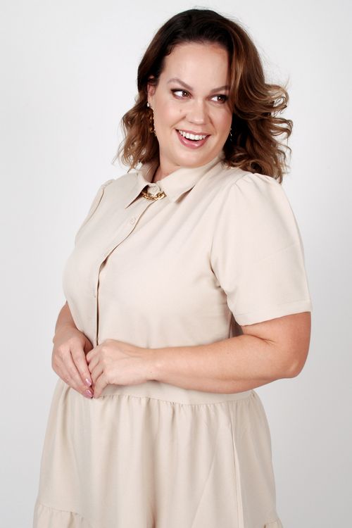Vestido em crepe com gola plus size bege