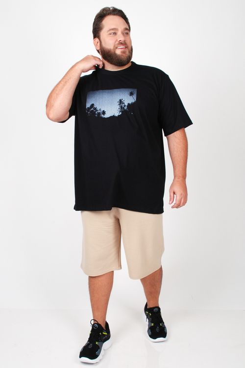 Camiseta com estampa paisagem plus size preto