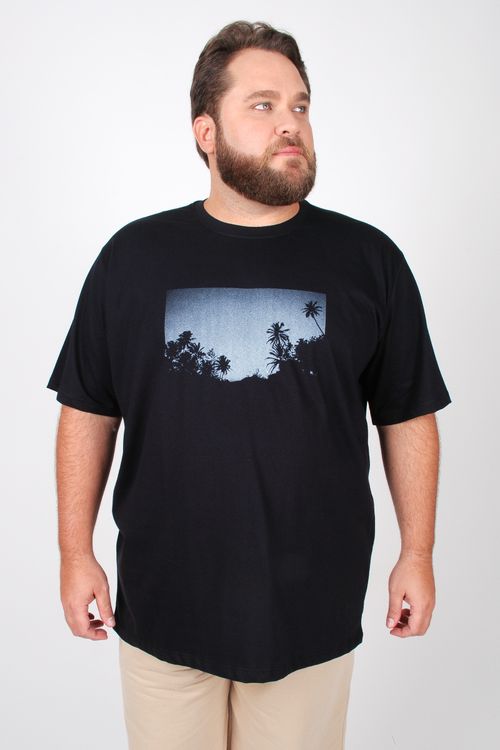 Camiseta com estampa paisagem plus size preto