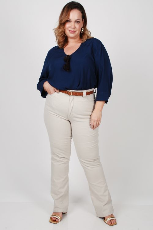 Calça flare em sarja plus size bege