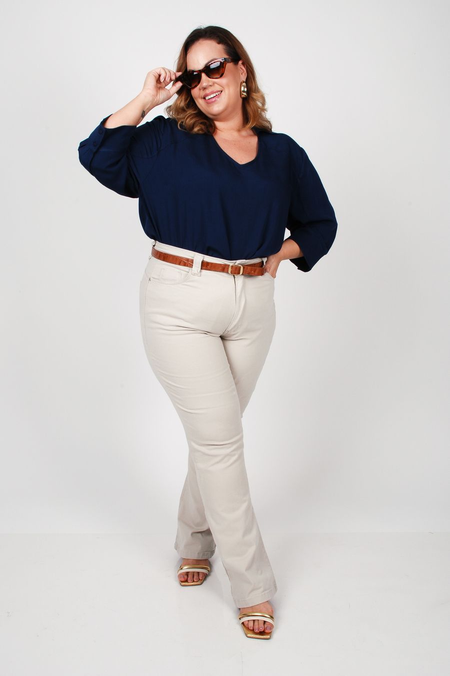 Calça flare em sarja plus size bege