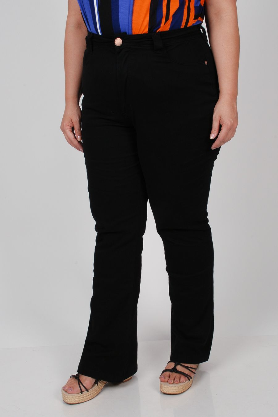 Calça flare em sarja plus size preto