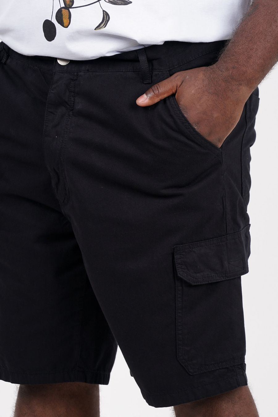 Bermuda cargo de sarja plus size preto