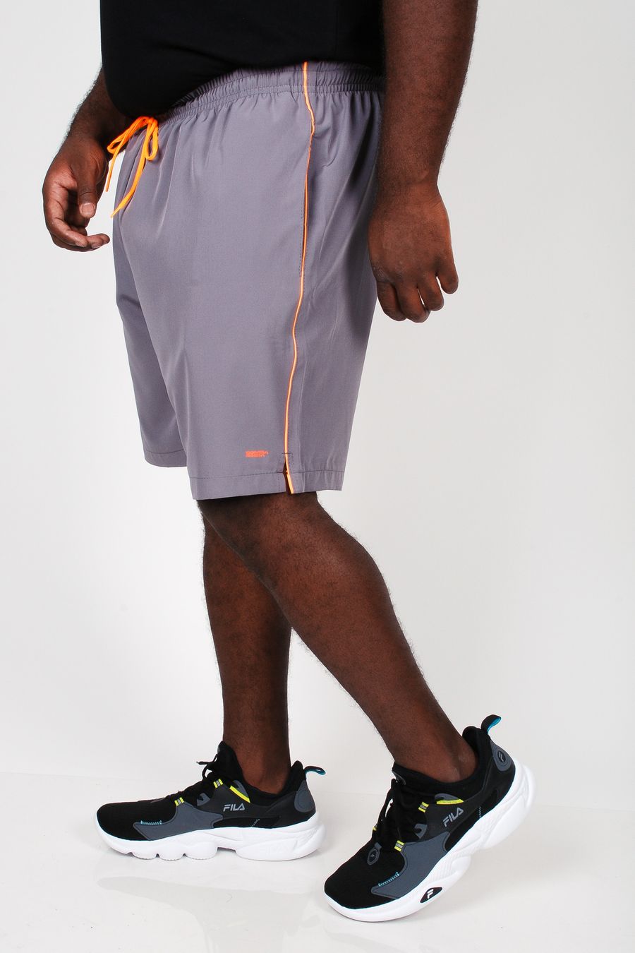 Bermuda com detalhe lateral plus size cinza chumbo
