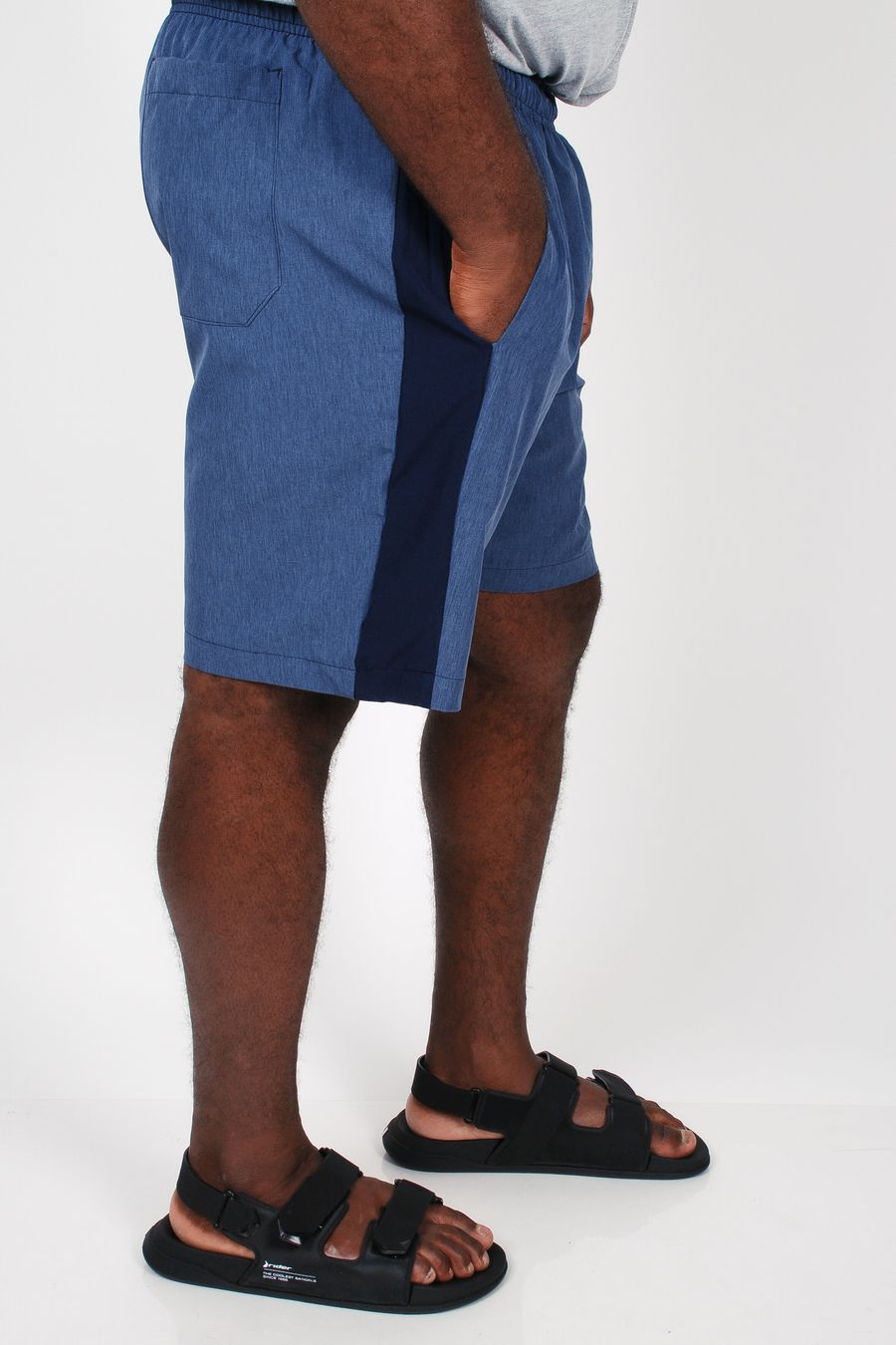 Bermuda em tecido mesclado com detalhe lateral plus size azul marinho
