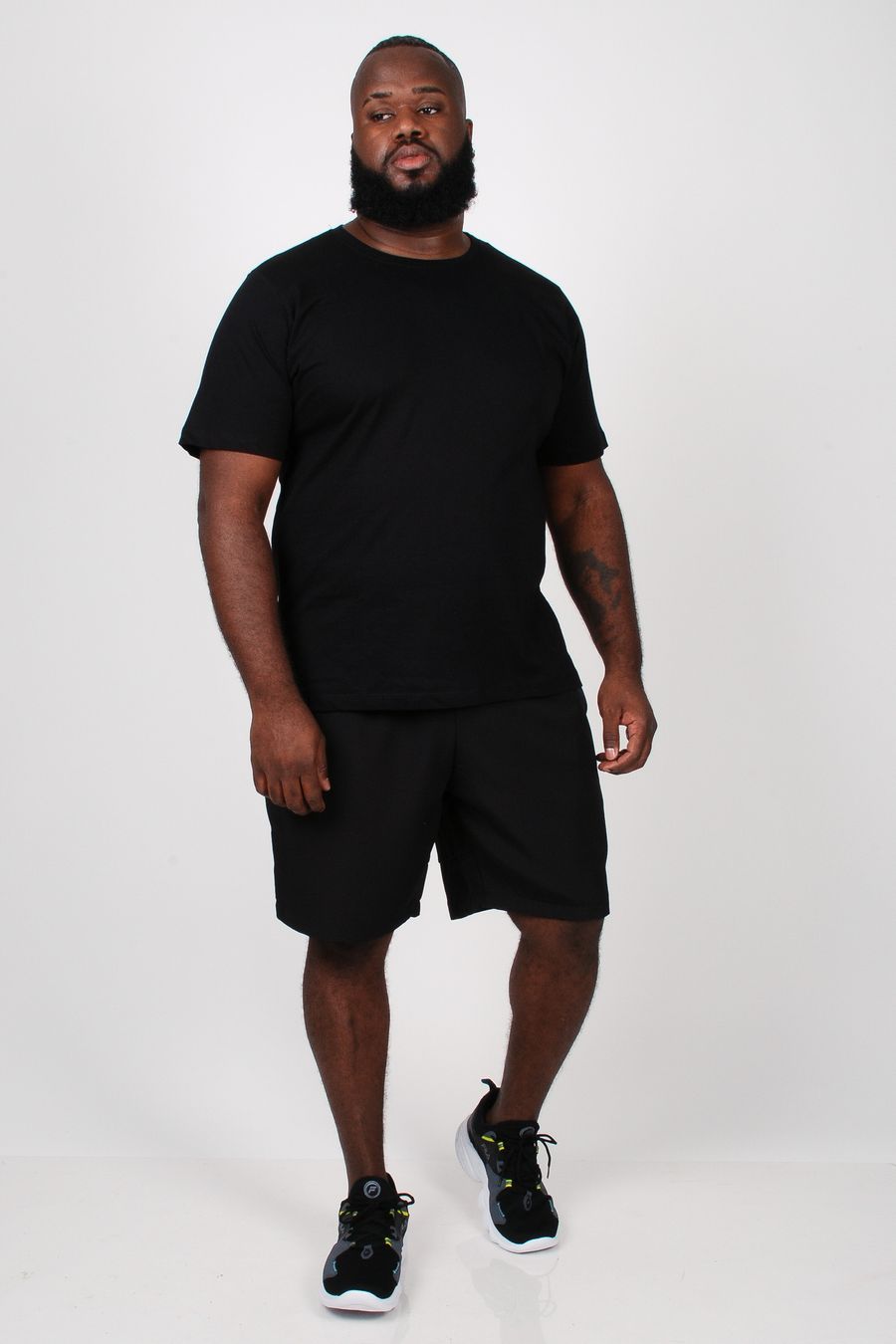 Bermuda com recorte neon lateral plus size preto
