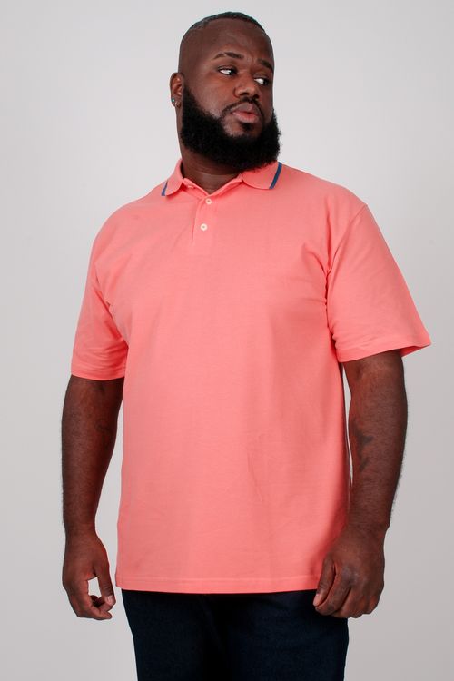 Camiseta polo  com friso na gola plus size coral