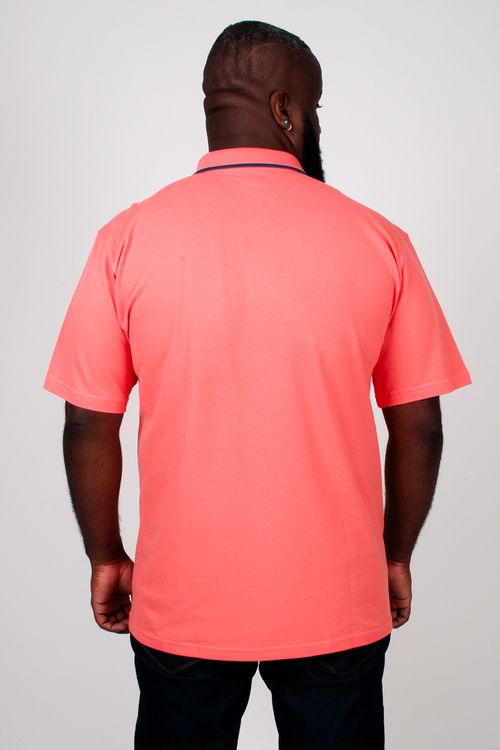 Camiseta polo  com friso na gola plus size coral