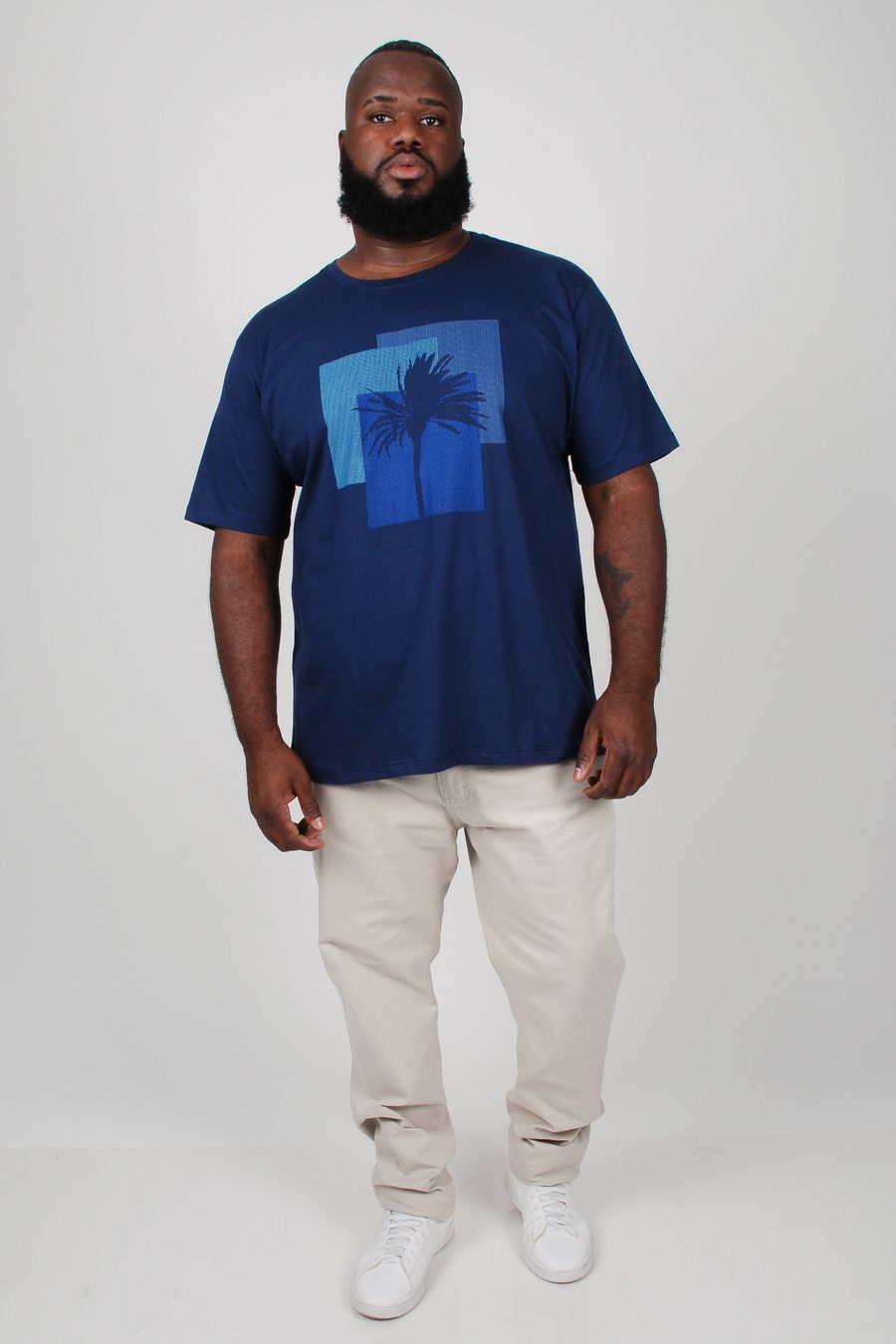 Camiseta com estampa 'coqueiro' plus size azul marinho