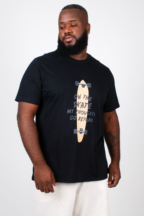 Camiseta com estampa 'skate' plus size preto
