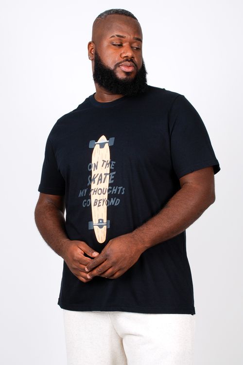 Camiseta com estampa 'skate' plus size preto