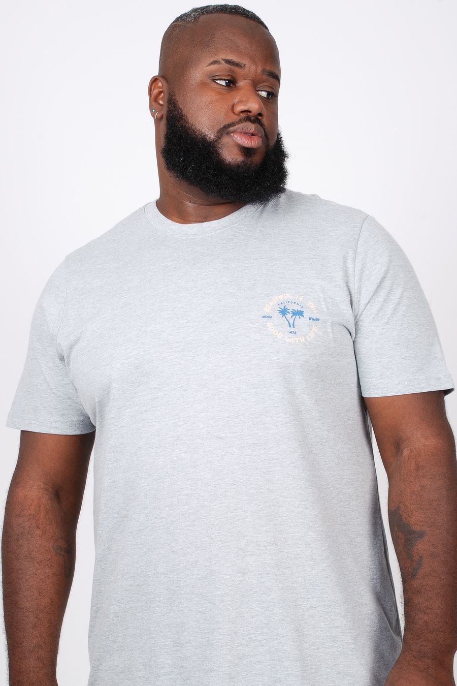 Camiseta com estampa lateral plus size cinza