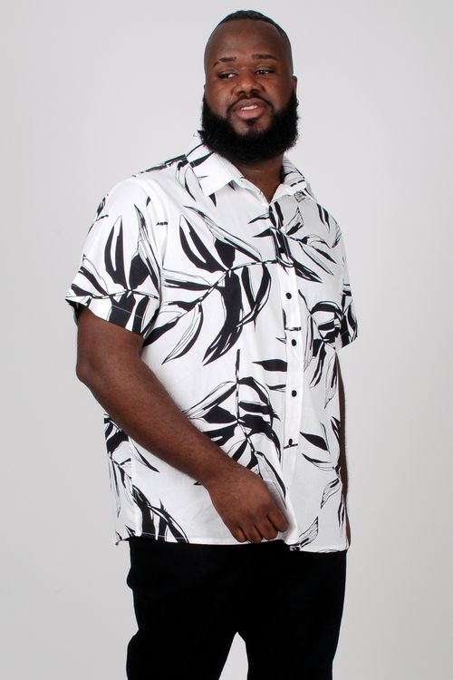 Camisa manga curta estampa folhagem plus size preto