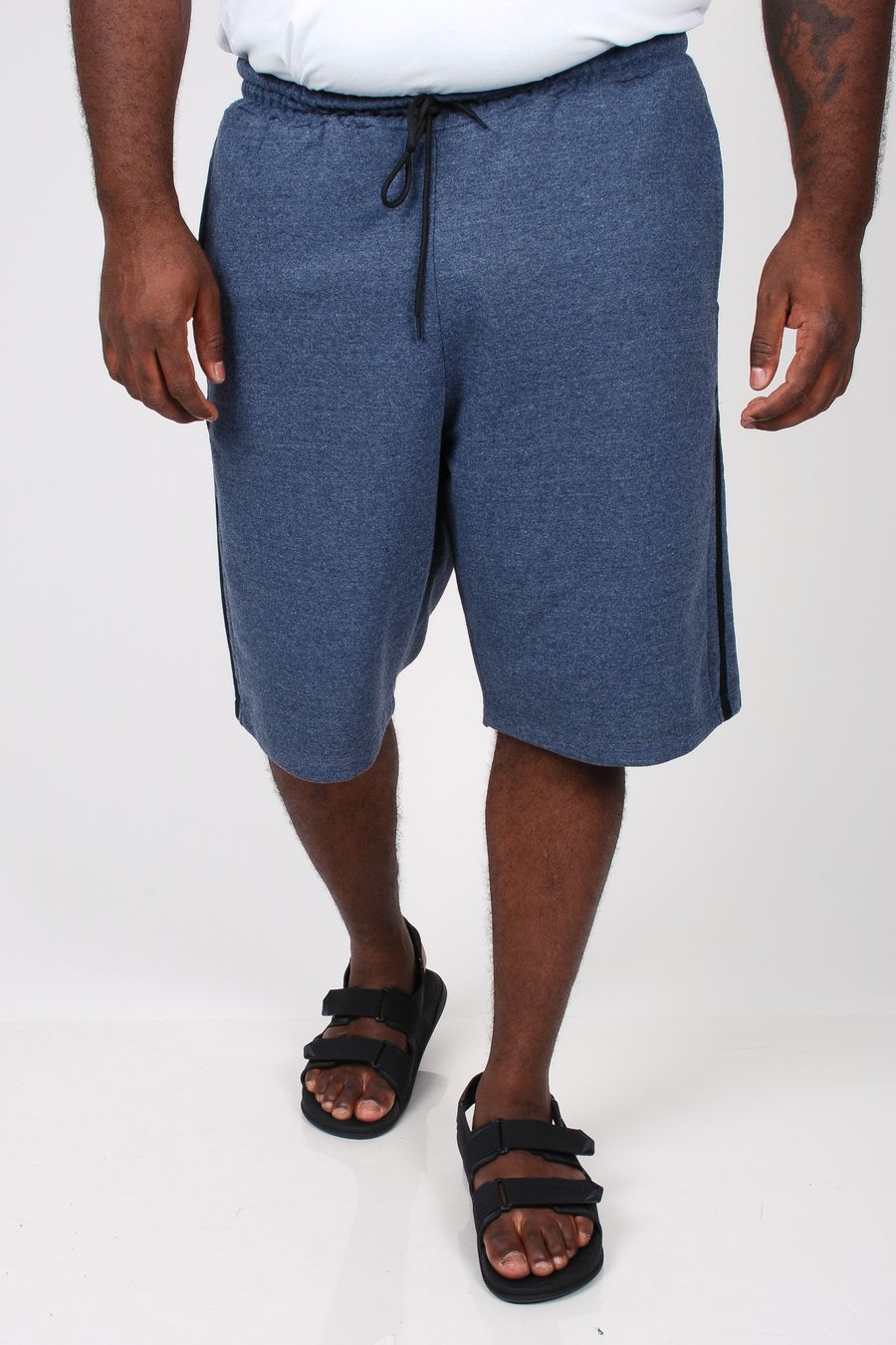 Bermuda com faixas laterais  plus size azul marinho