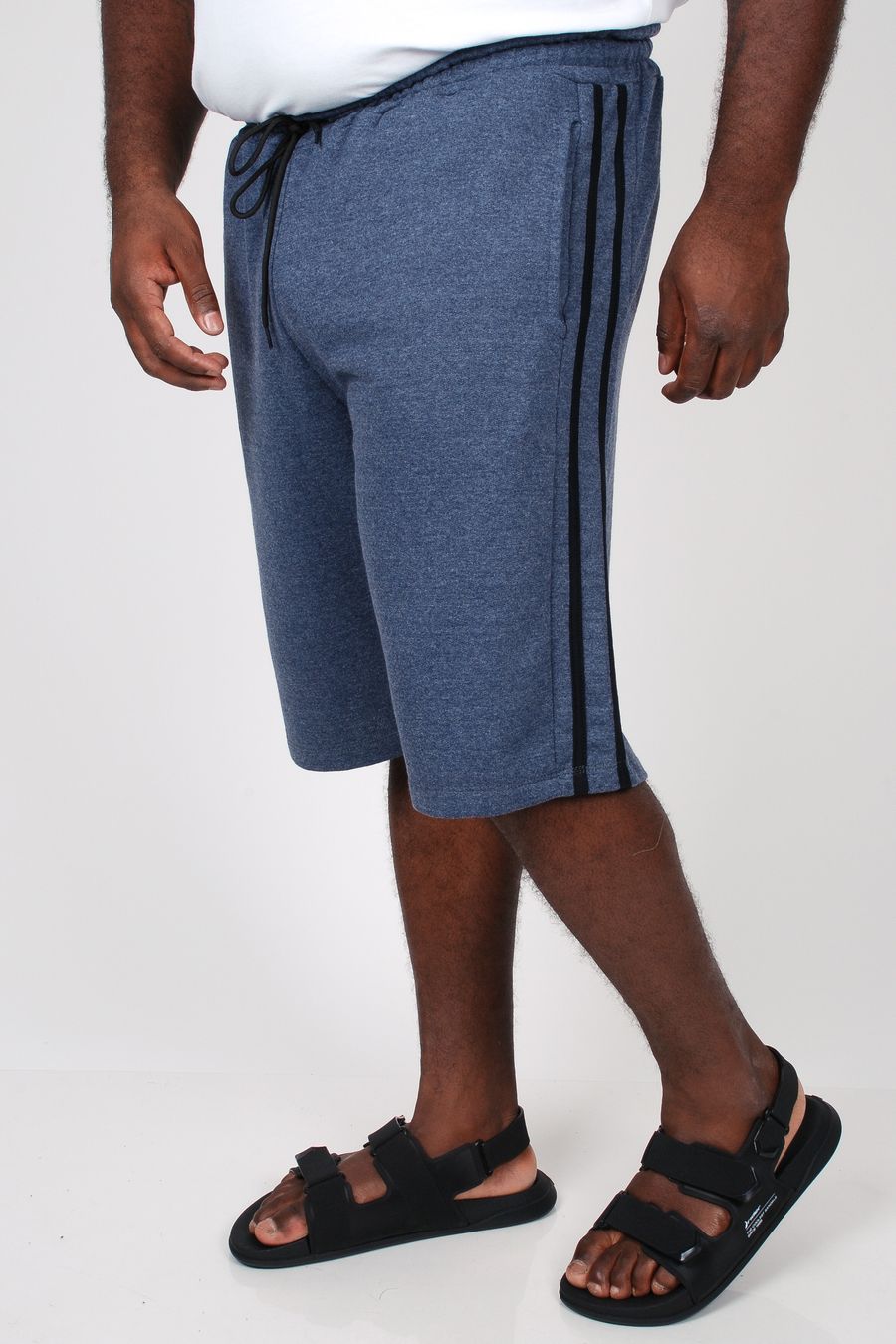Bermuda com faixas laterais  plus size azul marinho