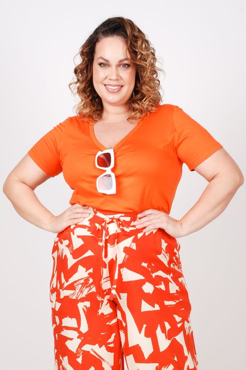 T-shirt básica decote v plus size laranja intenso
