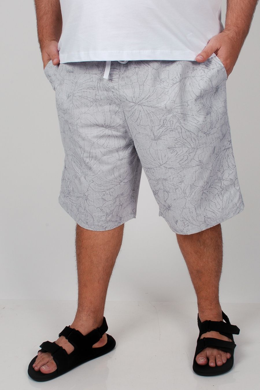 Bermuda em sarja estampada 'folhas' plus size branco