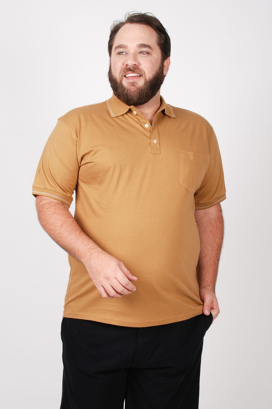 Polo em algodão e friso contrastante plus size kaki