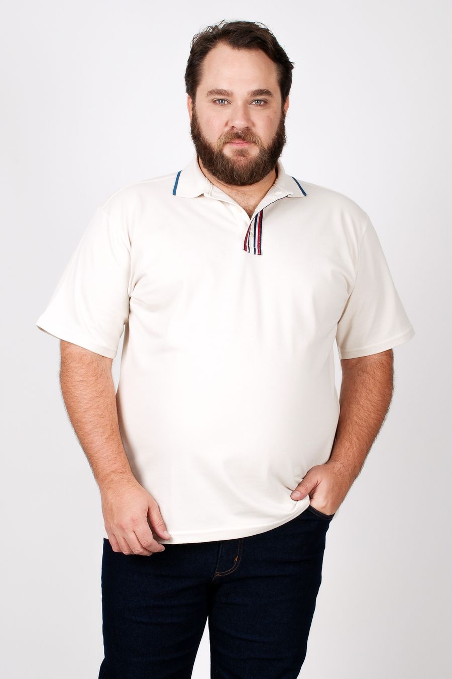 Polo em malha piquet com detalhe na vista plus size bege