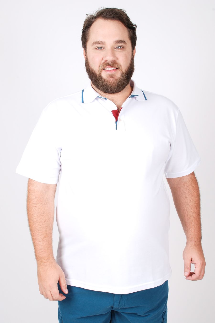 Polo em malha piquet com detalhe na vista interna plus size branco