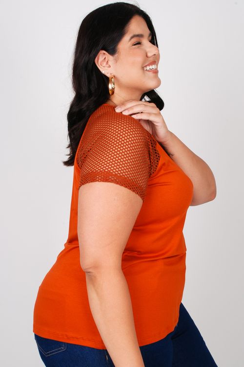 Blusa com manga curta em tela plus size caramelo