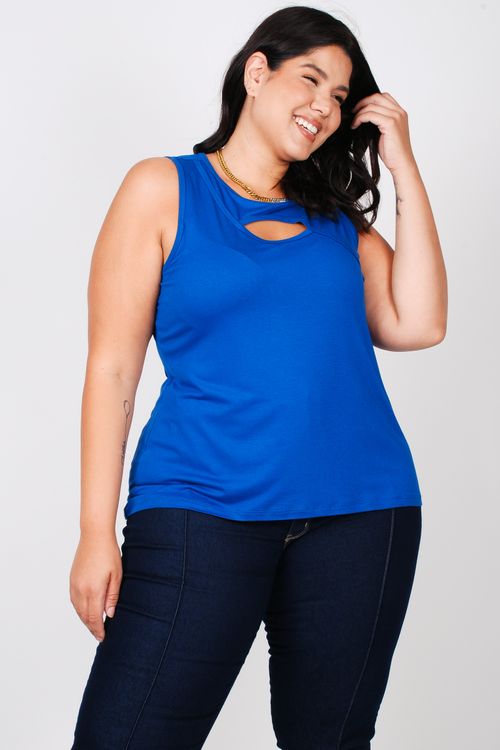 Regata em malha lisa com vazado plus size azul