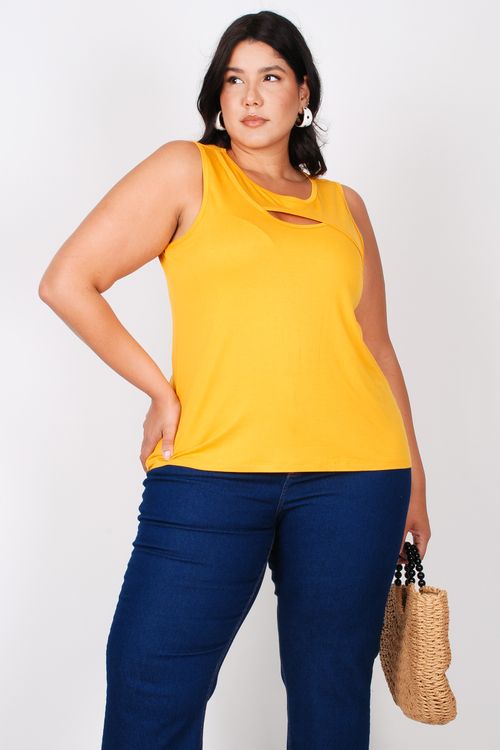Regata em malha lisa com vazado plus size amarelo