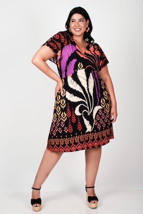Vestido curto em viscose estampada plus size preto