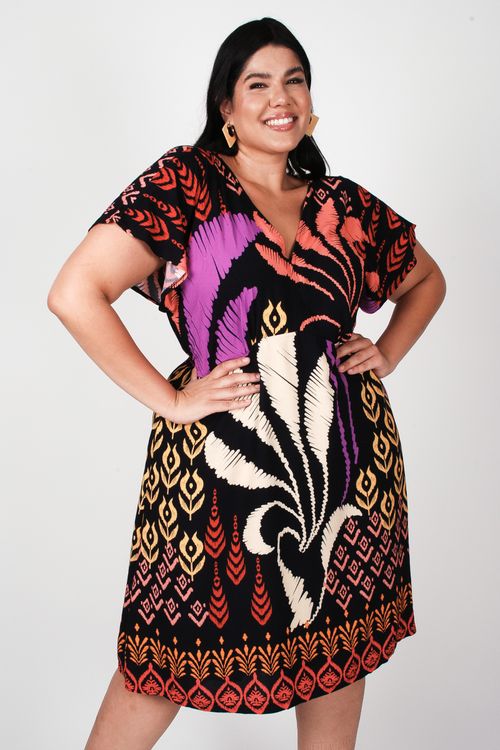 Vestido curto em viscose estampada plus size preto