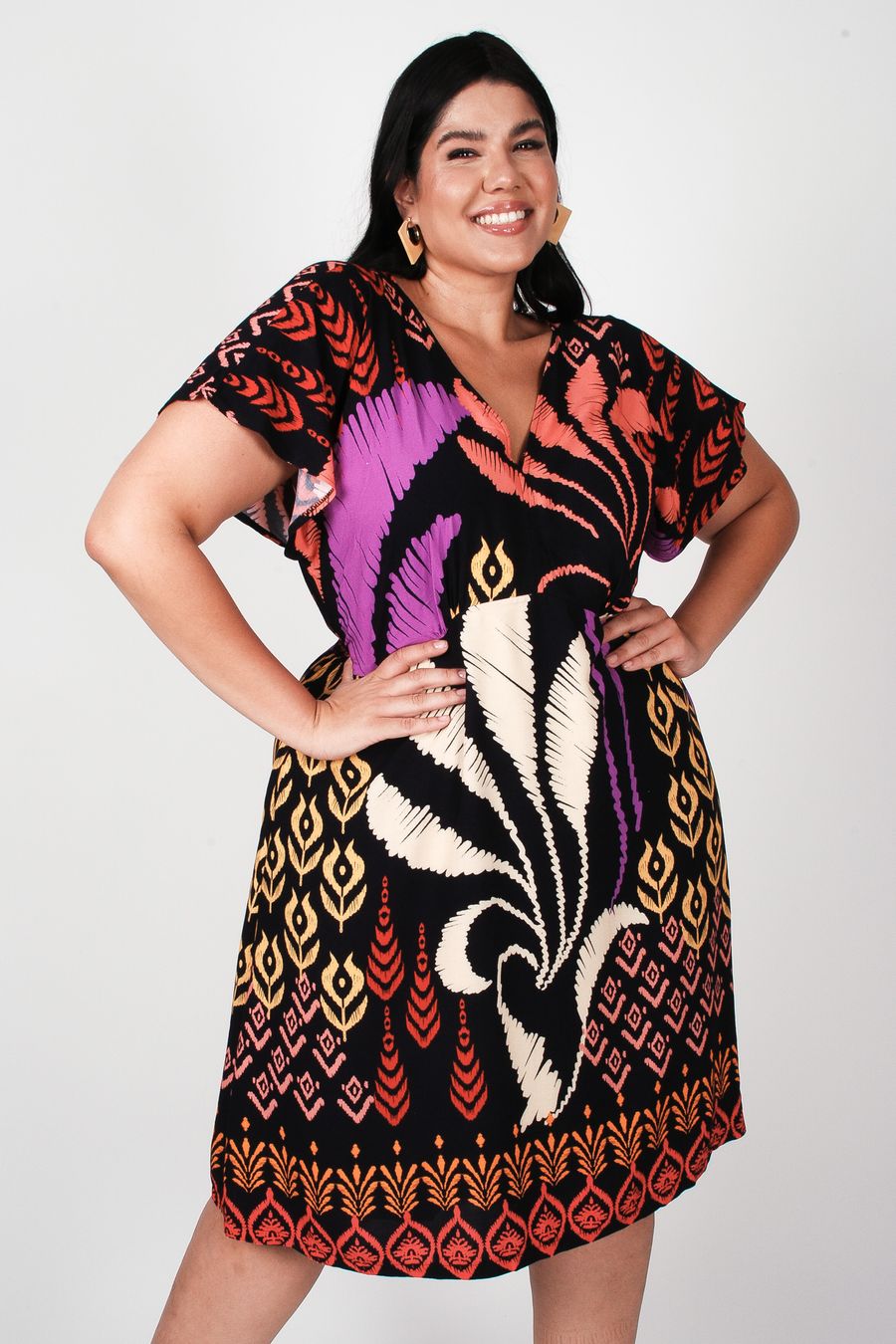 Vestido curto em viscose estampada plus size preto