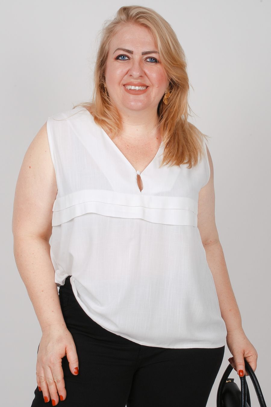 Regata com botão no decote plus size off white