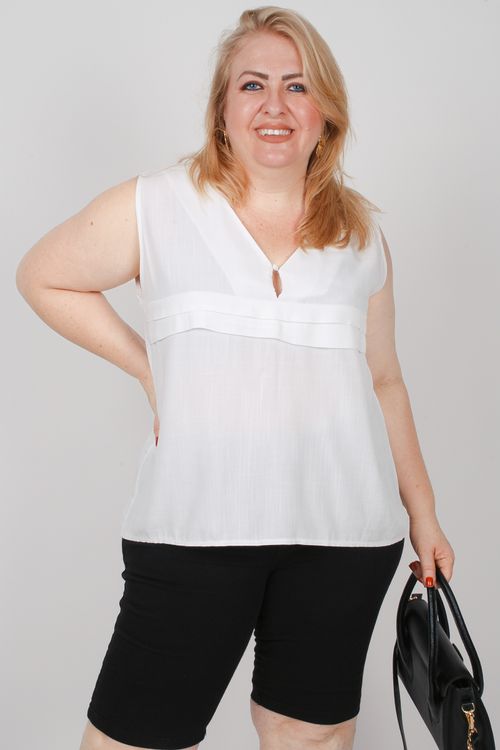 Regata com botão no decote plus size off white