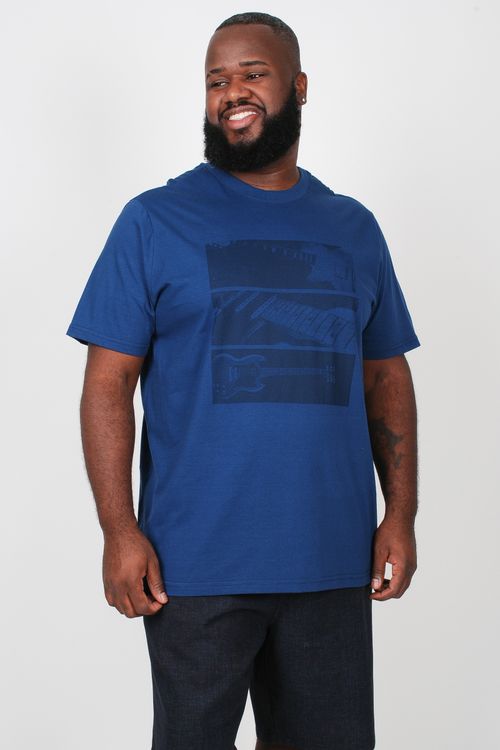 Camiseta em meia malha com estampa 'instrumentos musicais' plus size azul