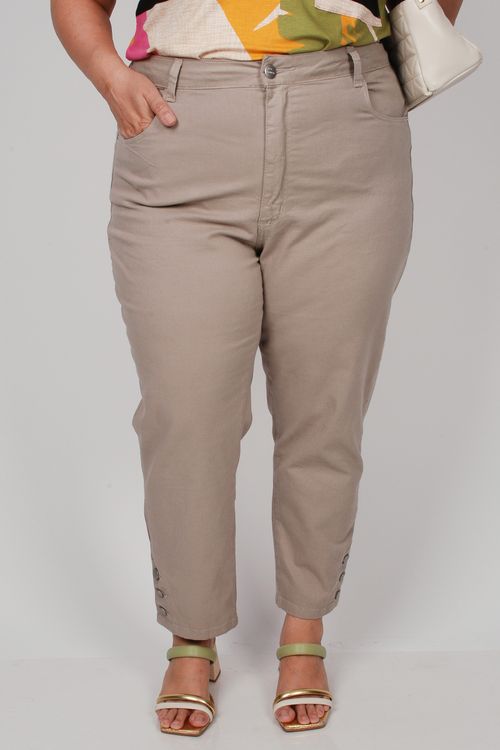 Calça cropped em sarja plus size kaki