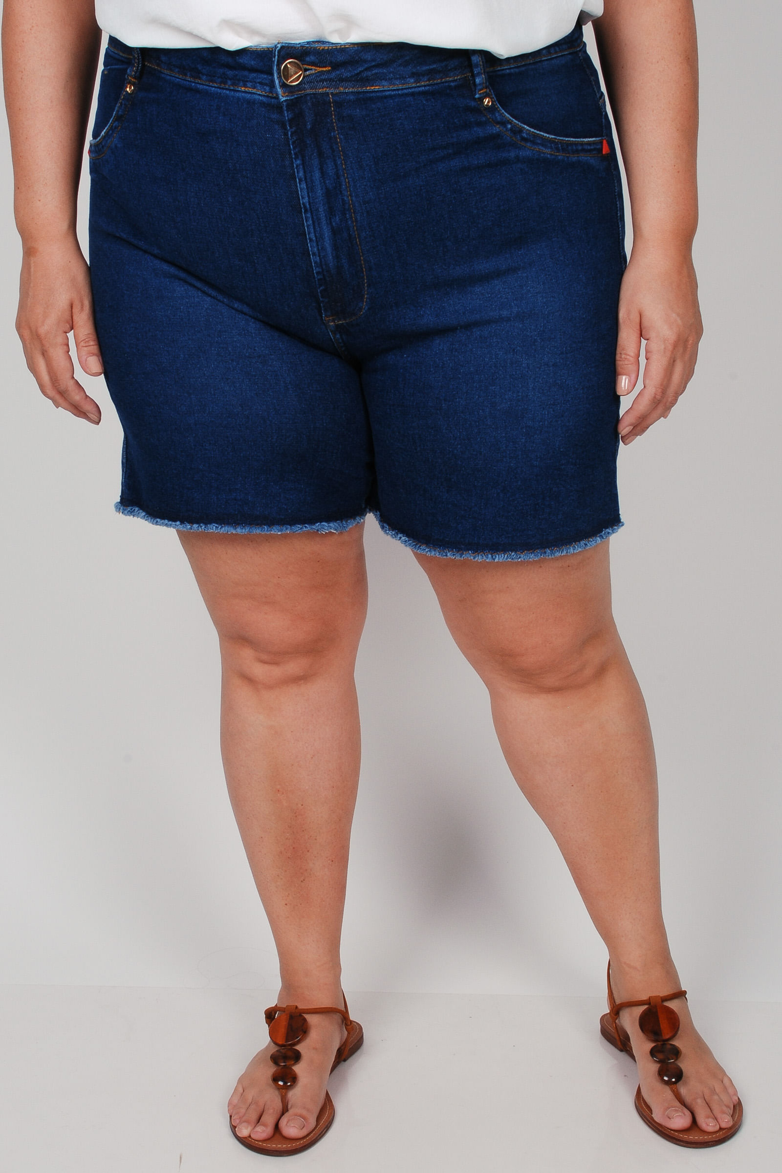 Shorts-jeans-com-barra-desfiada-plus-size_0102_3
