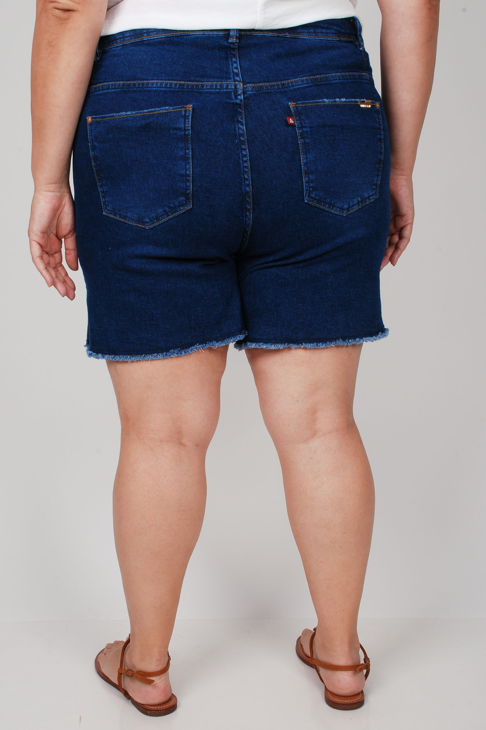Shorts-jeans-com-barra-desfiada-plus-size_0102_4