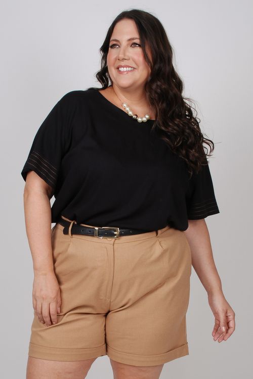Blusa em viscose com pesponto contrastante plus size preto