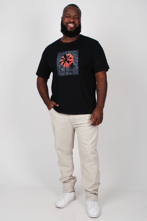 Camiseta com estampa 'coqueiros' plus size preto