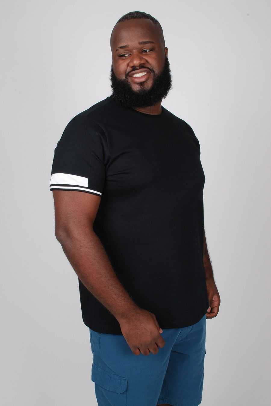 Camiseta com retilinea no punho plus size preto